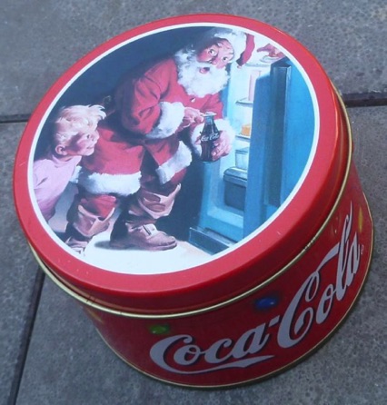 4023-26 € 3,00 coca cola blikje met kaars kerstman bij koelkast